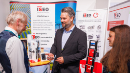 Menschen unterhalten sich an einem Ausstellungsstand