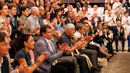 applaudierendes Publikum in der Arena des BDEW Kongress