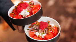 zwei Schalen mit Wassermelone