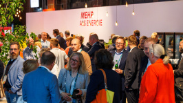 Menschen in der Ausstellung des BDEW Kongress 2025