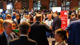 Menschen in der Ausstellung des BDEW Kongress 2025