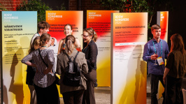 junge Menschen unterhalten sich in der Nachwuchslounge des BDEW Kongress 2025
