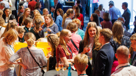 Menschen in der Ausstellung des BDEW Kongress