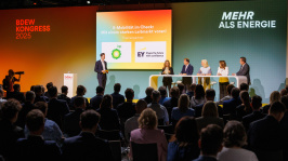 Podiumsdiskussion in einer Themensession auf dem BDEW Kongress 2025 mit vollem Publikum
