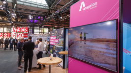 Menschen unterhalten sich an einem Ausstellungsstand