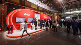 Menschen in der Ausstellung des BDEW Kongress