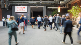 Menschen gehen in Richtung Plenum des BDEW Kongress 2025