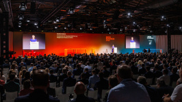 Kerstin Andreae hält eine Rede auf dem BDEW Kongress 2025