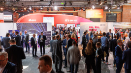 Menschen in der Ausstellung des BDEW Kongress 2025