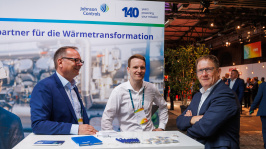 Menschen unterhalten sich an einem Ausstellungsstand