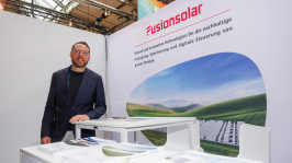 ein Mann an einem Ausstellungsstand