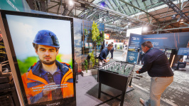 Zwei Männer spielen Tischkicker an einem Ausstellungsstand auf dem BDEW Kongress 2025
