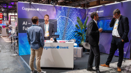Menschen unterhalten sich an einem Ausstellungsstand