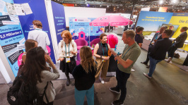 Menschen unterhalten sich an einem Ausstellungsstand