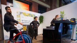 ein Mann bedient ein Smoothie-Bike