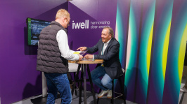 Menschen unterhalten sich an einem Ausstellungsstand