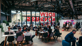 Menschen in der Ausstellung des BDEW Kongress 2024