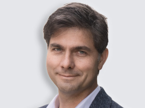 Portrait-Foto von Mark Helfrich