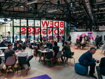 Menschen in der Ausstellung auf dem BDEW Kongress 2024
