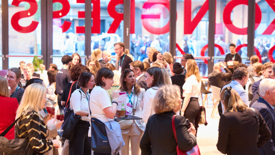 Menschen in der Ausstellung des BDEW Kongress 2024