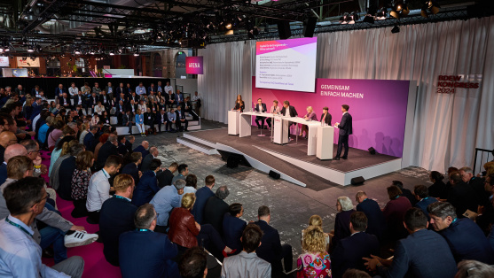 Podiumsdiskussion in einer Themensession auf dem BDEW Kongress 2024