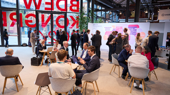 Menschen in der Ausstellung des BDEW Kongress 2024
