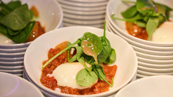 Schalen mit Shakshuka und Feldsalat