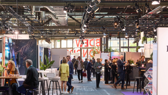 Menschen in der Ausstellung des BDEW Kongress 2024