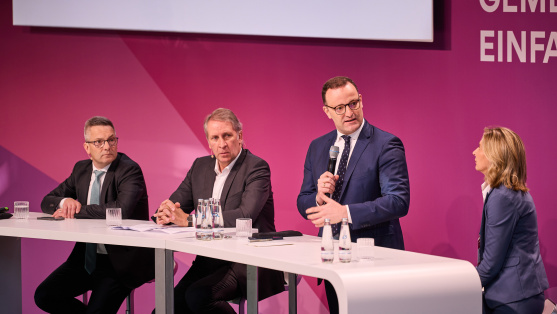 Podiumsdiskussion in einer Themensession auf dem BDEW Kongress 2024