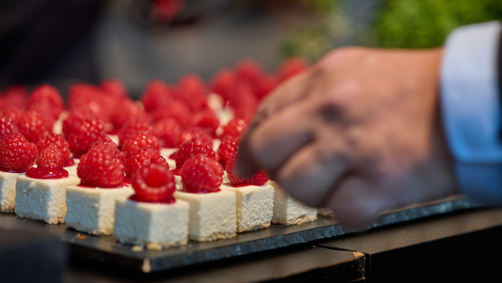 kleine Kuchen auf einer Platte