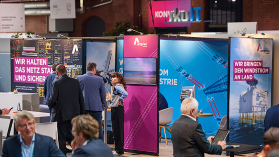Menschen in der Ausstellung des BDEW Kongress 2024