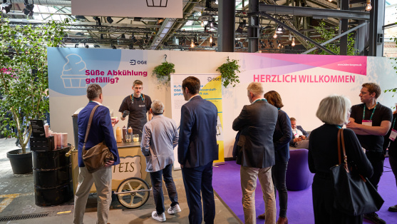 Menschen stehen Schlange am Softeis-Stand auf dem BDEW Kongress 2024