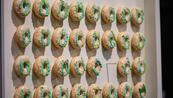 Donuts hängen an Haken an einer Wand