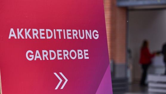 Schild im Design des BDEW Kongress 2024 mit der Aufschrift 'Akkreditierung Gaderobe'