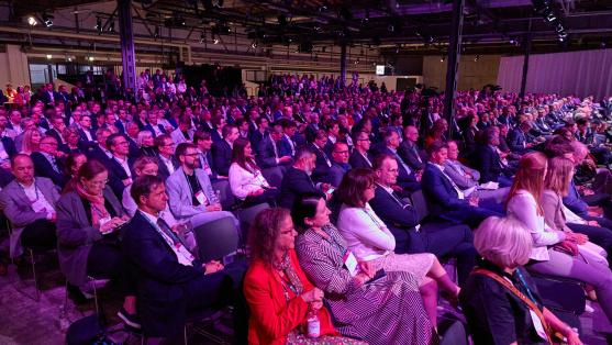 volles Publikum im Plenum des BDEW Kongress 2024