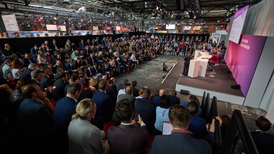 Podiumsdiskussion in einer Themensession auf dem BDEW Kongress 2024 mit vollem Publikum