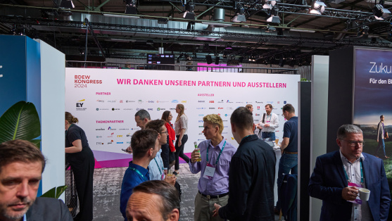 Menschen in der Ausstellung des BDEW Kongress 2024