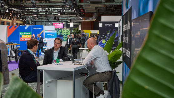 Menschen in der Ausstellung des BDEW Kongress 2024