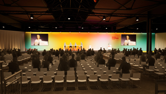 Visualisierung des Plenums auf dem BDEW Kongress 2025 mit Blick von hinten