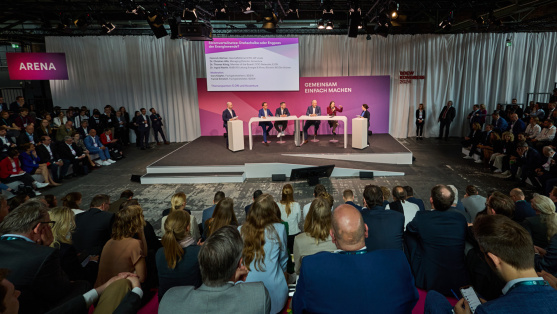 Podiumsdiskussion in einer Themensession auf dem BDEW Kongress 2024 mit vollem Publikum