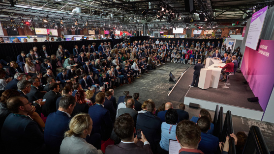 Diskussionsrunde in der Arena auf dem BDEW Kongress 2024 mit vollem Publikum