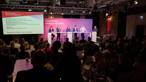 Podiumsdiskussion in einer Themensession des BDEW Kongress 2024 mit vollem Publikum