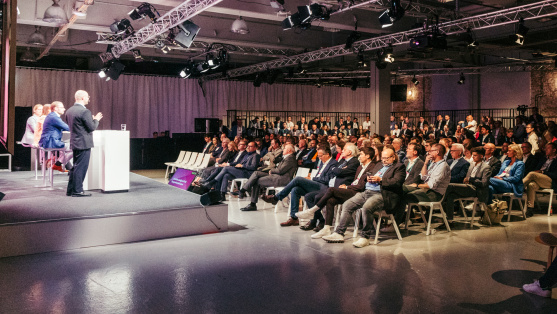 Podiumsdiskussion in einer Themensession auf dem BDEW Kongress 2024
