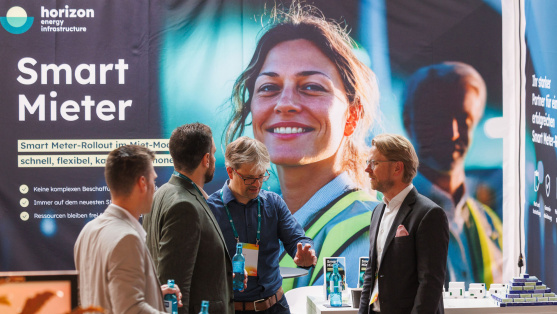 Menschen unterhalten sich an einem Ausstellungsstand