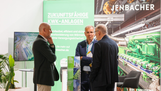 Menschen unterhalten sich an einem Ausstellungsstand