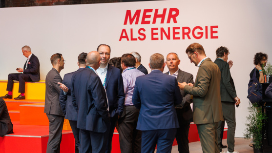 Menschen unterhalten sich in der Ausstellung des BDEW Kongress 2025