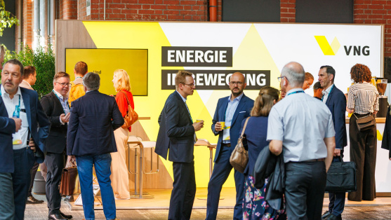 Menschen in der Ausstellung des BDEW Kongress