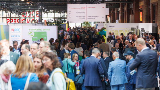 Menschen in der Ausstellung des BDEW Kongress
