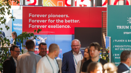 Menschen in der Ausstellung des BDEW Kongress 2025