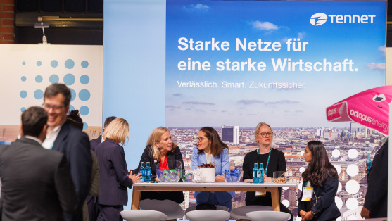 Menschen in der Ausstellung des BDEW Kongress 2025